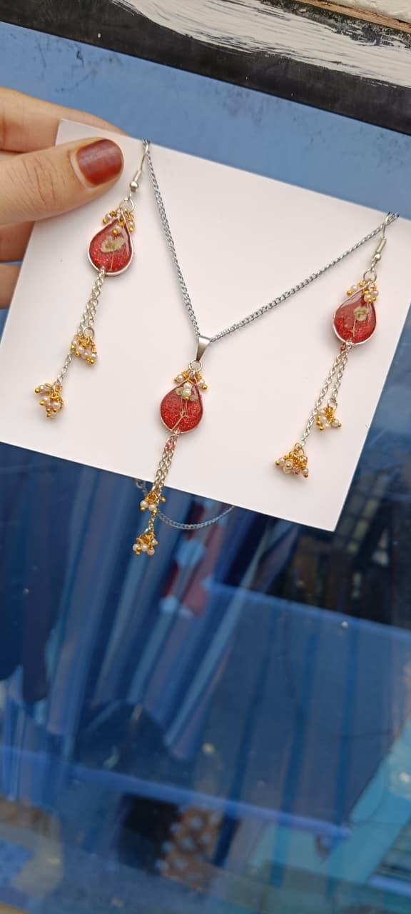 Crimson Resin Bloom Jewelry Set (Necklace & Earrings)