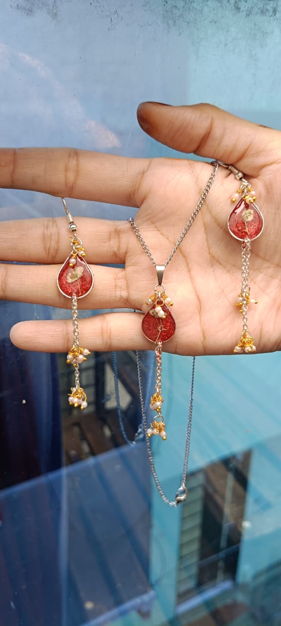 Crimson Resin Bloom Jewelry Set (Necklace & Earrings)