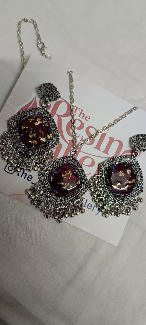 Royal Bloom Resin Earrings & Pendant Set – Oxidized Silver Finish
