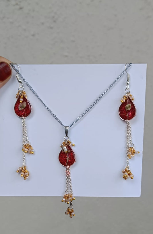 Crimson Resin Bloom Jewelry Set (Necklace & Earrings)