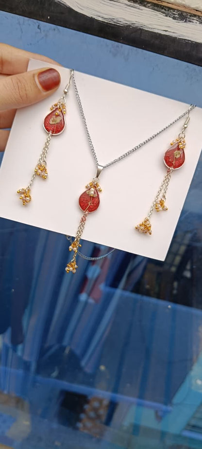 Crimson Resin Bloom Jewelry Set (Necklace & Earrings)