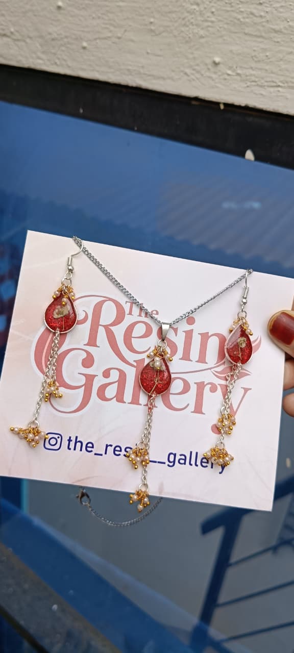 Crimson Resin Bloom Jewelry Set (Necklace & Earrings)