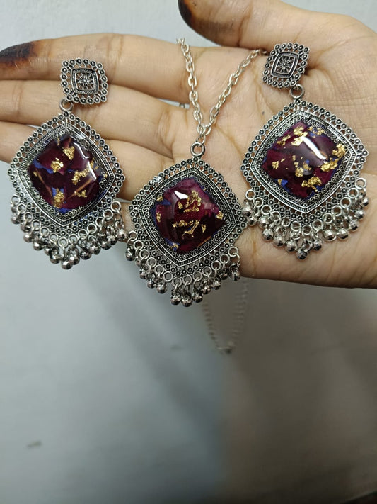Royal Bloom Resin Earrings & Pendant Set – Oxidized Silver Finish