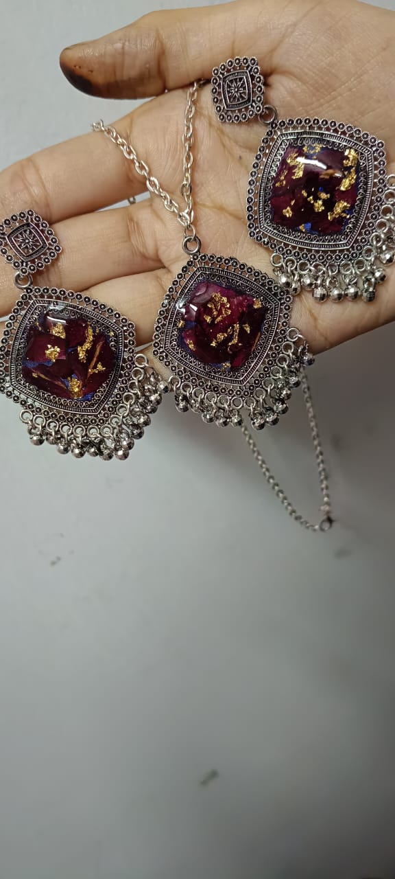 Royal Bloom Resin Earrings & Pendant Set – Oxidized Silver Finish