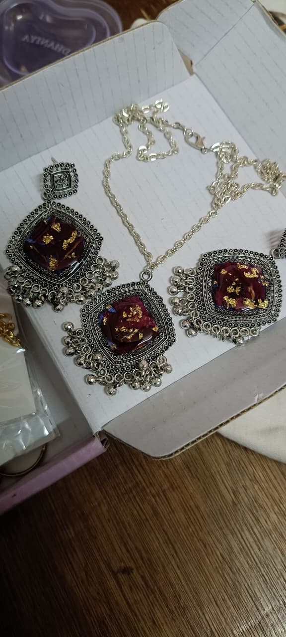 Royal Bloom Resin Earrings & Pendant Set – Oxidized Silver Finish